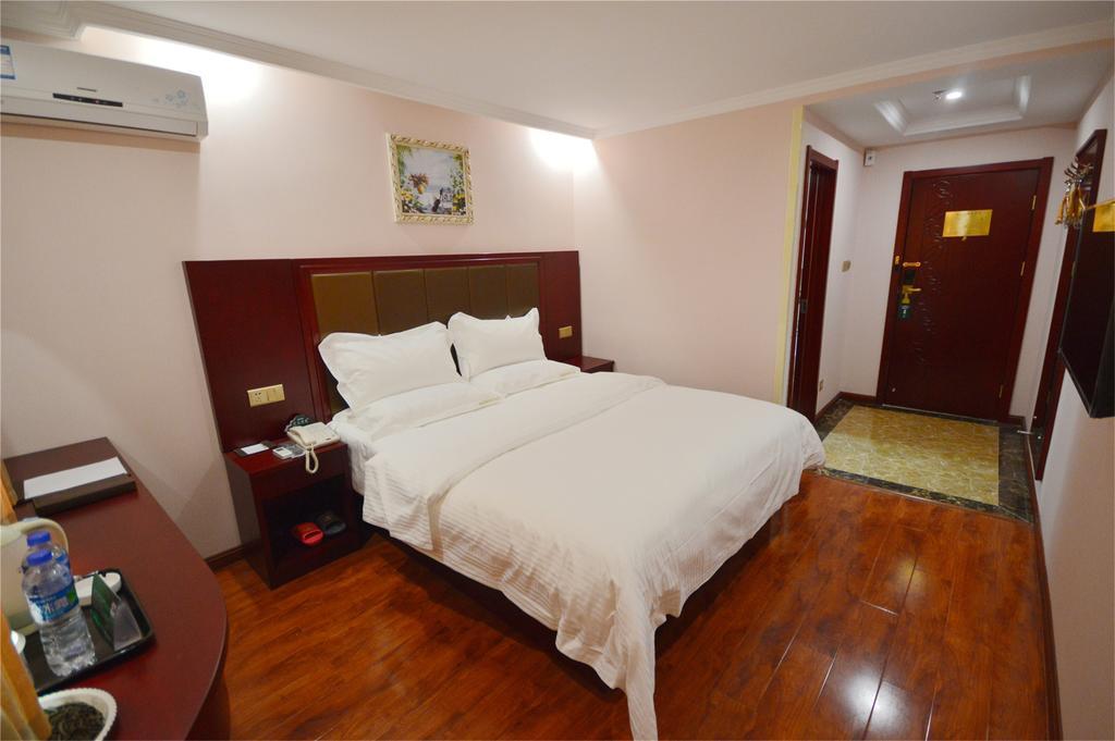 Greentree Inn Zhejiang Jiaxing West Zhongshan Road Vintage Car Building Express Hotel Exterior photo